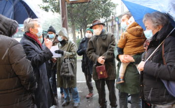 maire de neuilly avec des neuilléens